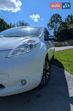 Хэтчбек Nissan Leaf 2013 в 