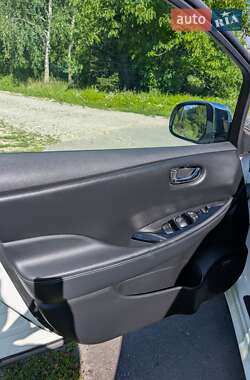 Хэтчбек Nissan Leaf 2013 в 