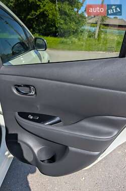 Хэтчбек Nissan Leaf 2013 в 