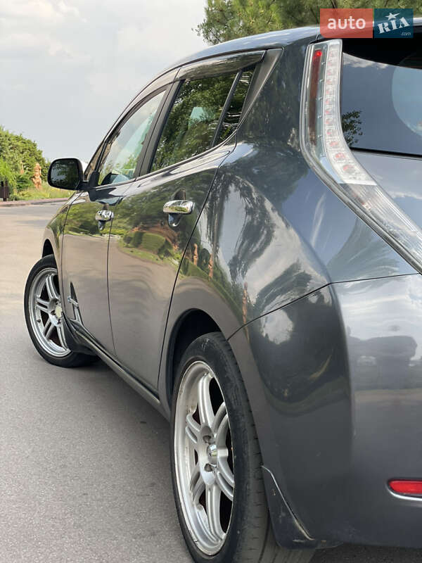 Хэтчбек Nissan Leaf 2013 в Днепре