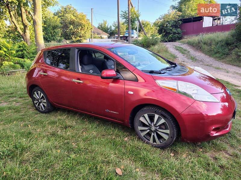 Хетчбек Nissan Leaf 2015 в Ямполі