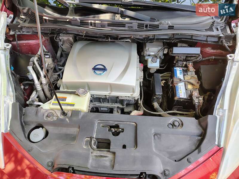 Хетчбек Nissan Leaf 2015 в Ямполі