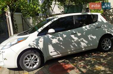 Хэтчбек Nissan Leaf 2014 в 
