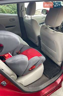 Хэтчбек Nissan Leaf 2012 в 