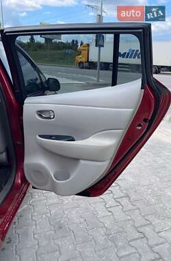 Хэтчбек Nissan Leaf 2012 в 