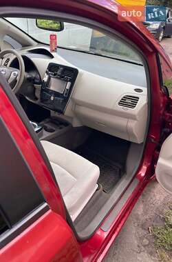 Хэтчбек Nissan Leaf 2012 в 