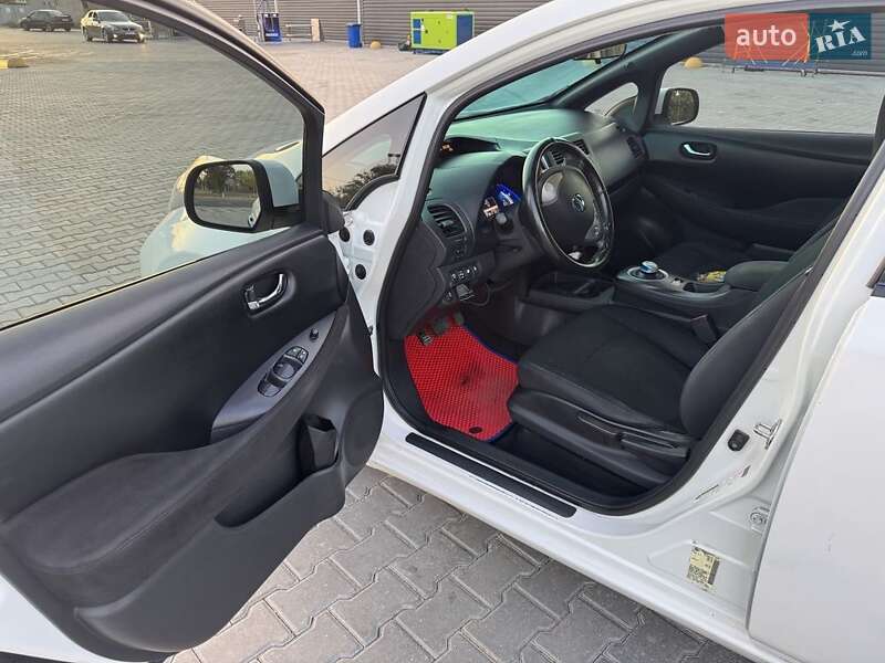 Хэтчбек Nissan Leaf 2013 в Николаеве