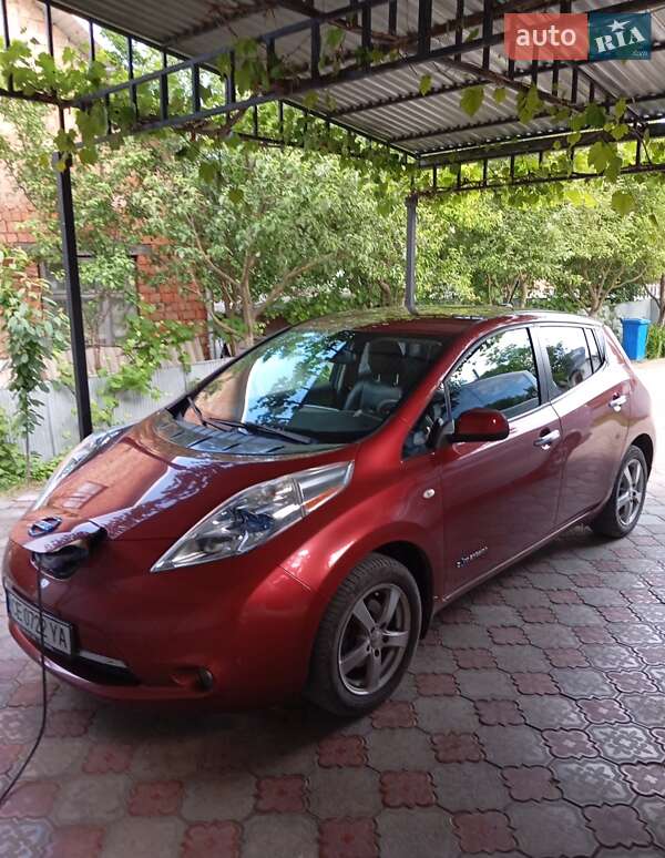 Хетчбек Nissan Leaf 2012 в Чернівцях