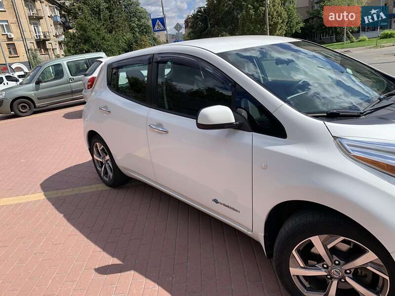 Хэтчбек Nissan Leaf 2015 в Вишневом