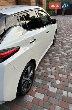 Хэтчбек Nissan Leaf 2022 в 
