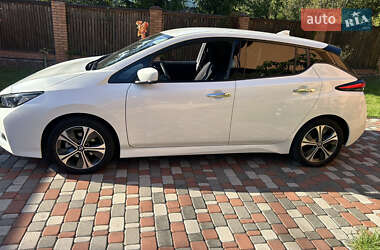 Хэтчбек Nissan Leaf 2022 в 