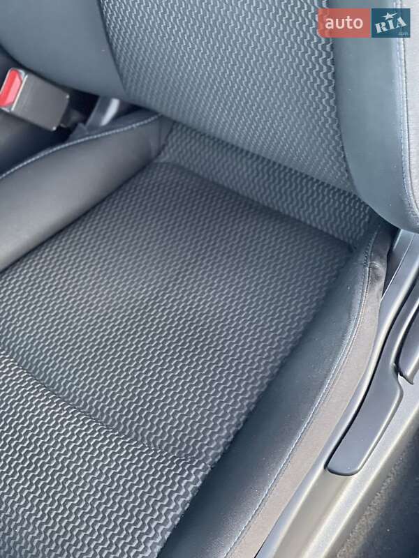 Хетчбек Nissan Leaf 2014 в Дніпрі