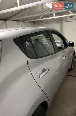 Хетчбек Nissan Leaf 2014 в Дніпрі