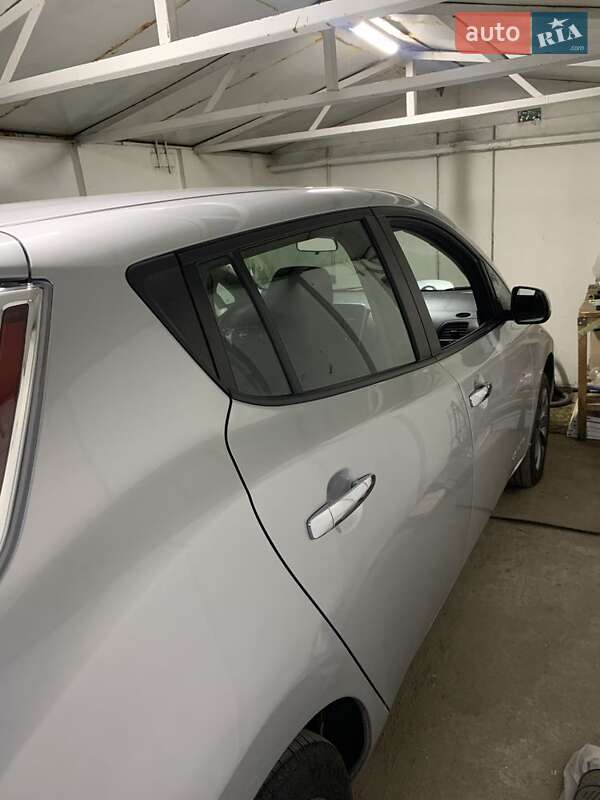 Хетчбек Nissan Leaf 2014 в Дніпрі