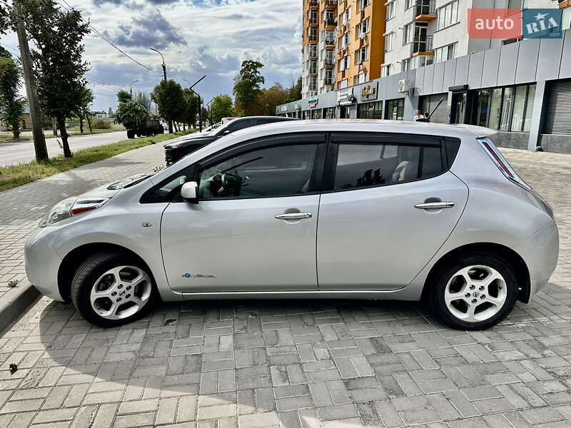 Хэтчбек Nissan Leaf 2012 в 