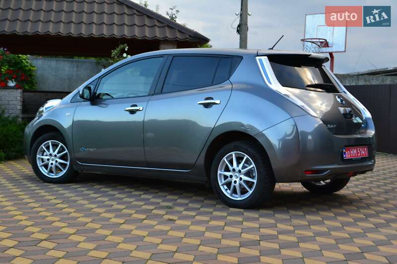 Хэтчбек Nissan Leaf 2015 в Сарнах