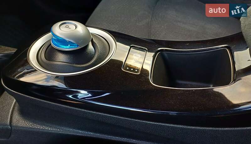 Хэтчбек Nissan Leaf 2015 в Сарнах
