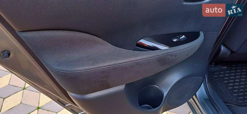 Хэтчбек Nissan Leaf 2015 в Сарнах