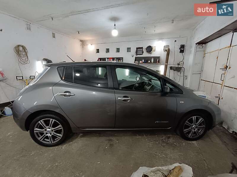 Хэтчбек Nissan Leaf 2015 в Ровно