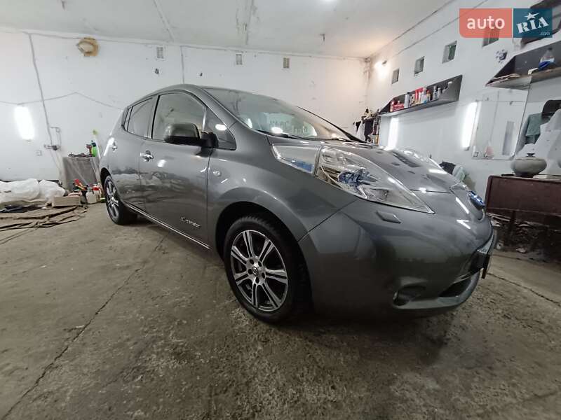 Хэтчбек Nissan Leaf 2015 в Ровно