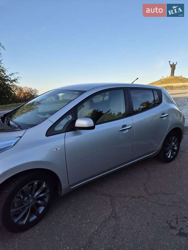 Хэтчбек Nissan Leaf 2012 в Черкассах