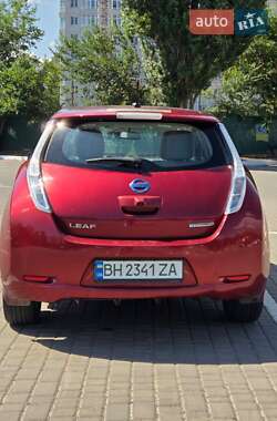 Хэтчбек Nissan Leaf 2011 в 