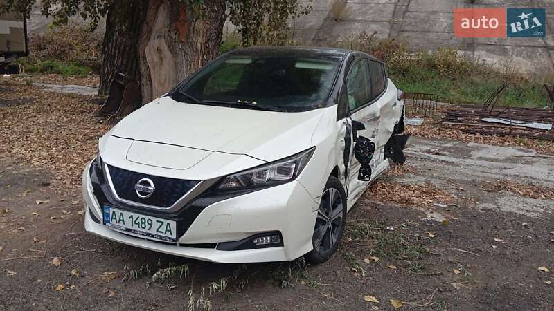 Хэтчбек Nissan Leaf 2021 в 