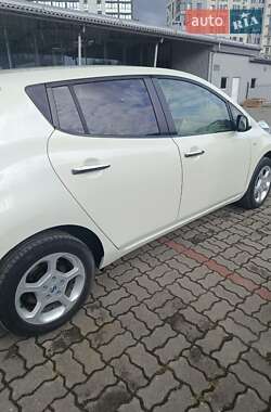 Хэтчбек Nissan Leaf 2012 в 