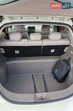 Хэтчбек Nissan Leaf 2012 в 