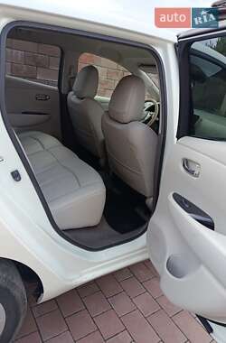 Хэтчбек Nissan Leaf 2012 в 