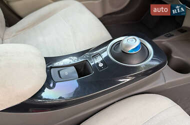 Хэтчбек Nissan Leaf 2012 в 