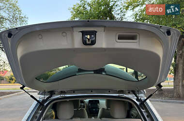 Хэтчбек Nissan Leaf 2012 в 