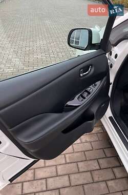 Хетчбек Nissan Leaf 2015 в  фото 16 Хетчбек Nissan Leaf 2015 в