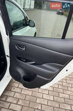 Хетчбек Nissan Leaf 2015 в  фото 20 Хетчбек Nissan Leaf 2015 в