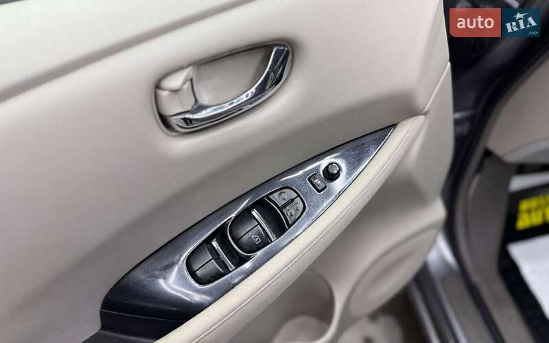 Хетчбек Nissan Leaf 2013 в Чернівцях