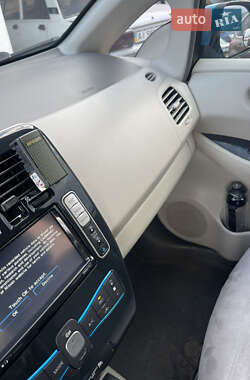 Хэтчбек Nissan Leaf 2011 в 