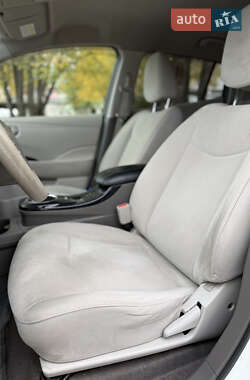 Хэтчбек Nissan Leaf 2012 в 