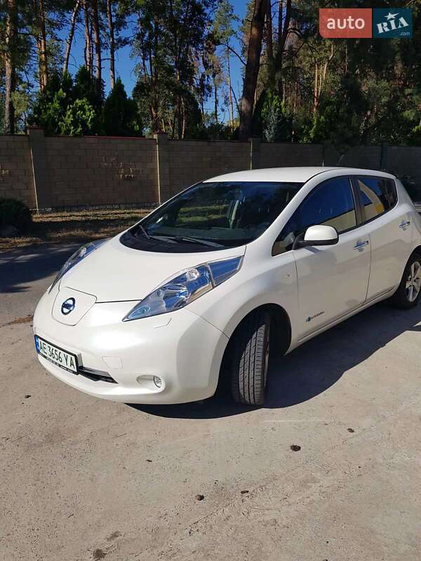Хетчбек Nissan Leaf 2014 в Дніпрі