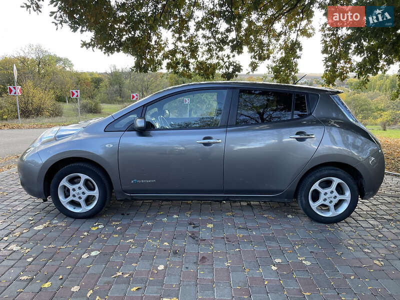 Хэтчбек Nissan Leaf 2015 в Кропивницком