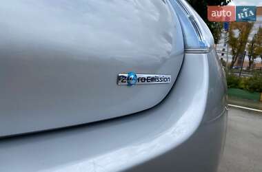 Хэтчбек Nissan Leaf 2012 в 