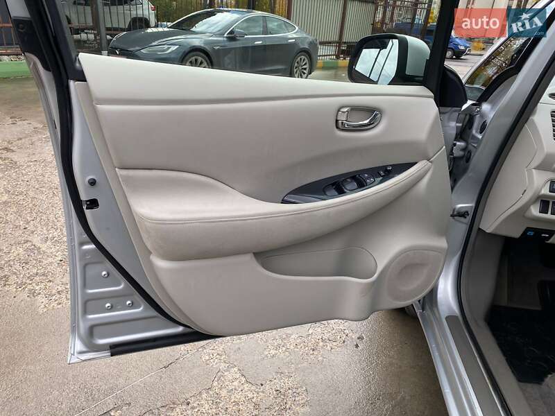 Хэтчбек Nissan Leaf 2012 в Ивано-Франковске