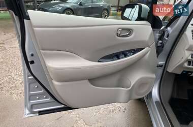 Хэтчбек Nissan Leaf 2012 в 