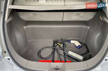 Хэтчбек Nissan Leaf 2012 в 
