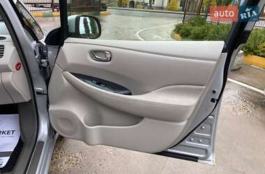 Хэтчбек Nissan Leaf 2012 в 