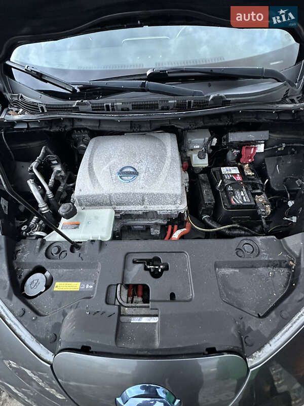 Хэтчбек Nissan Leaf 2013 в Черновцах