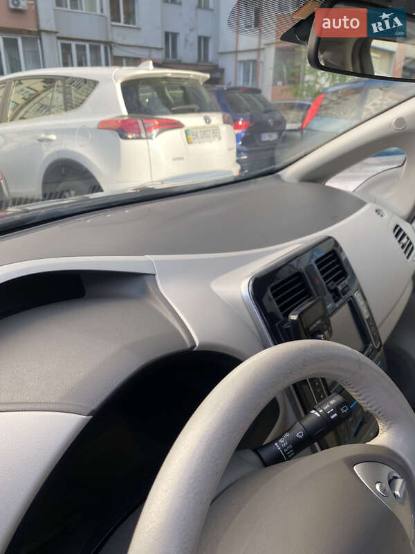 Хэтчбек Nissan Leaf 2012 в Ровно
