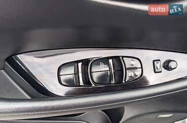 Хэтчбек Nissan Leaf 2013 в 