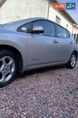 Хэтчбек Nissan Leaf 2013 в 