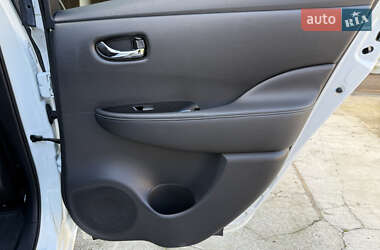 Хэтчбек Nissan Leaf 2013 в 