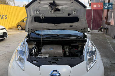 Хэтчбек Nissan Leaf 2013 в 